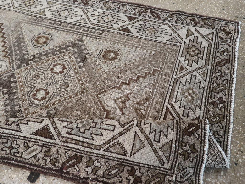 Galerie Shabab Collection Mitte des 20. Jahrhunderts Persisch Kurdisch Throw Rug im Angebot 1