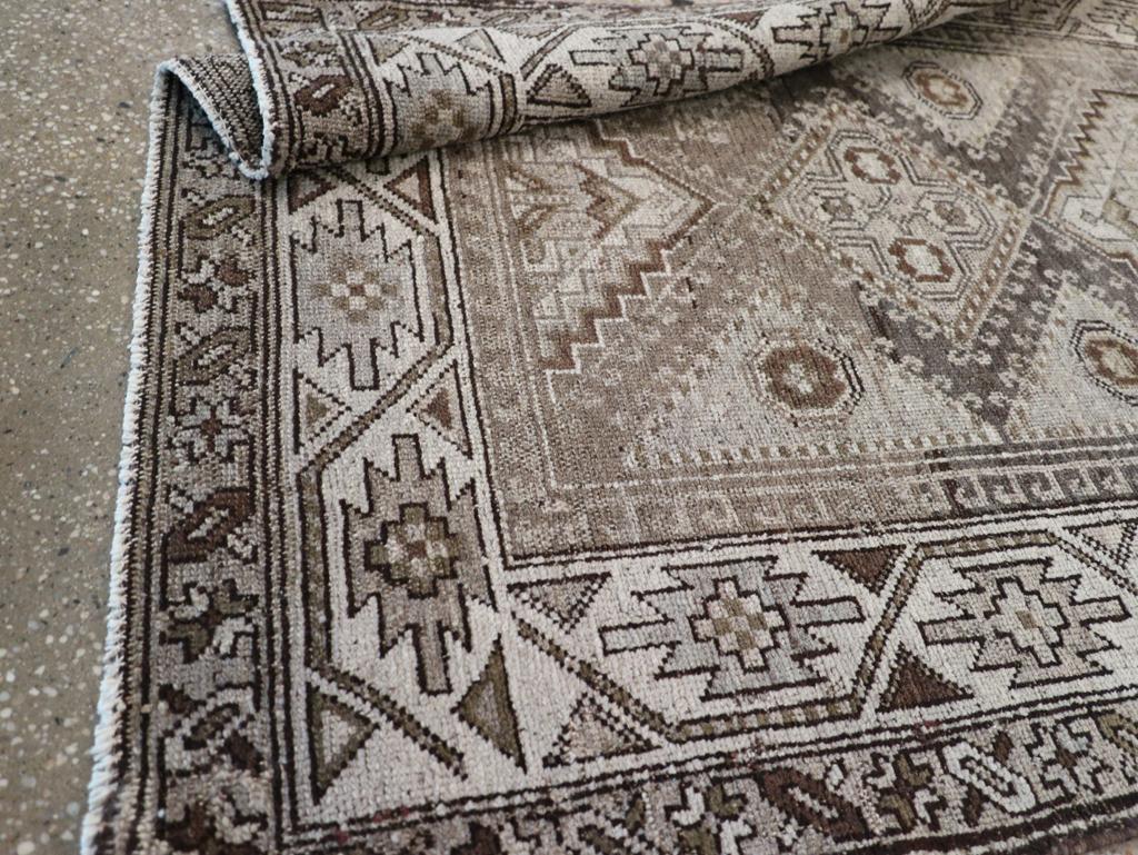 Galerie Shabab Collection Mitte des 20. Jahrhunderts Persisch Kurdisch Throw Rug im Angebot 2