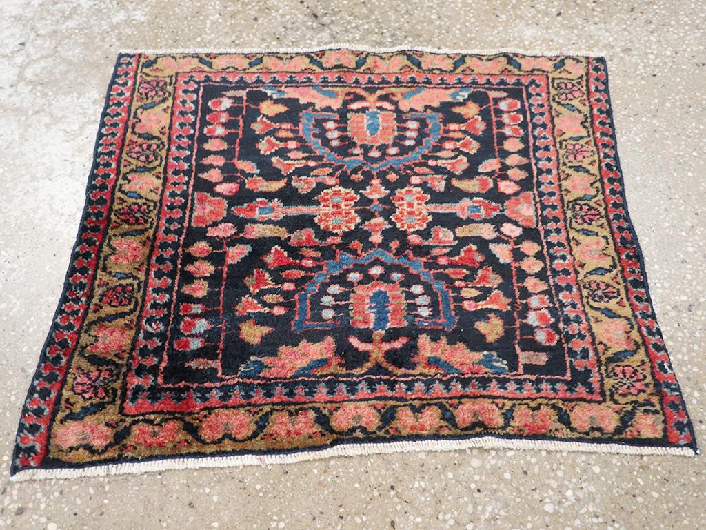 Dieser persische Lilihan-Teppich aus der Mitte des 20. Jahrhunderts mit den Maßen 1' 6