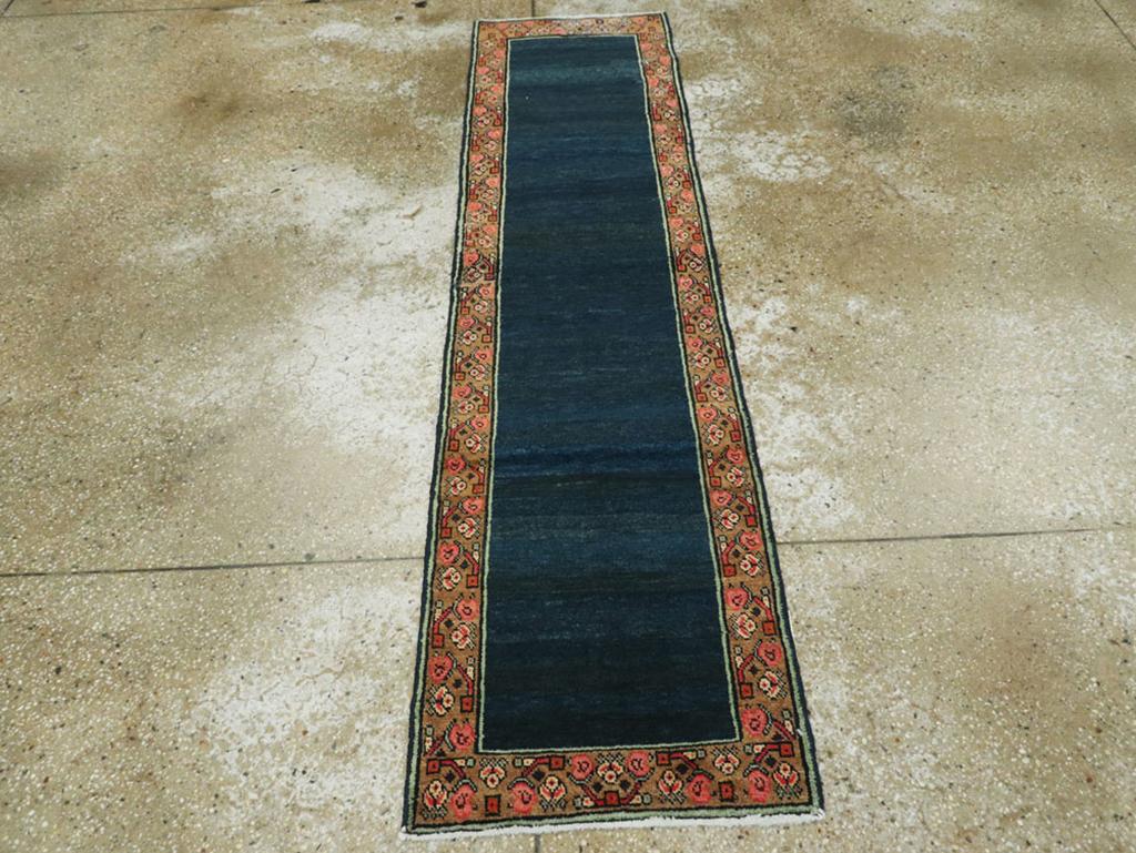 Ce chemin de table persan Mahal du milieu du 20e siècle, mesurant 1' 8