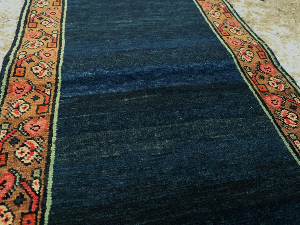 Rustique Collection Shabab Collection Persane du milieu du 20e siècle Coureur Mahal en vente