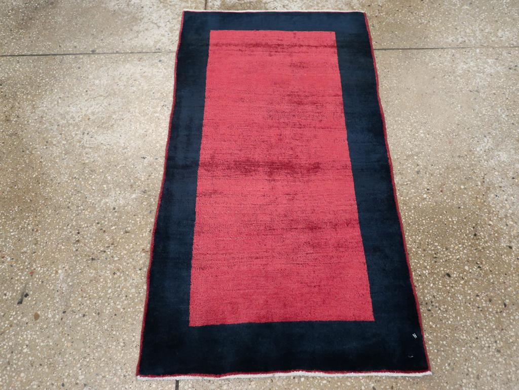 Un tappeto persiano vintage Mahal realizzato a mano nella metà del XX secolo.

Misure: 1' 11