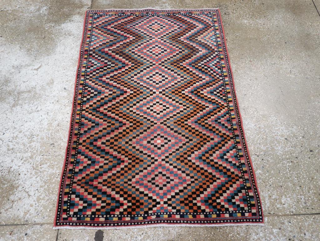 Esta alfombra persa Mahal de mediados del siglo XX, que mide 2' 9