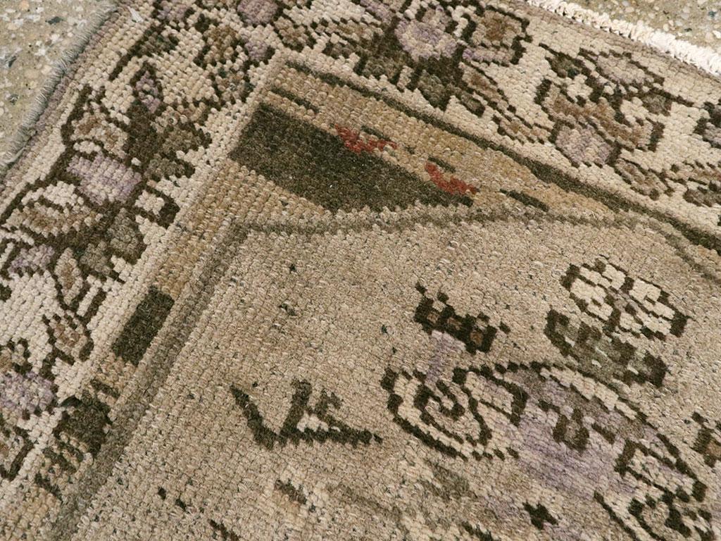 Galerie Shabab Collection Tappeto pittorico persiano Malayer della metà del XX secolo In condizioni ottime in vendita a New York, NY