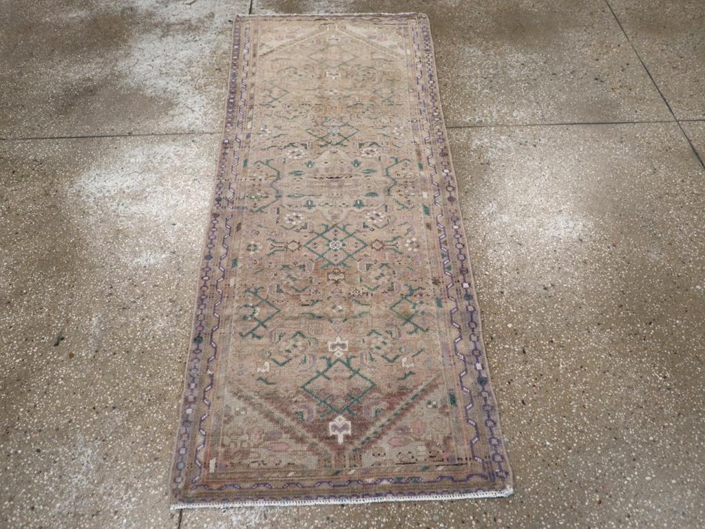 Ein alter persischer Malayer-Teppich, handgefertigt Mitte des 20. Jahrhunderts.

Maße: 2' 6