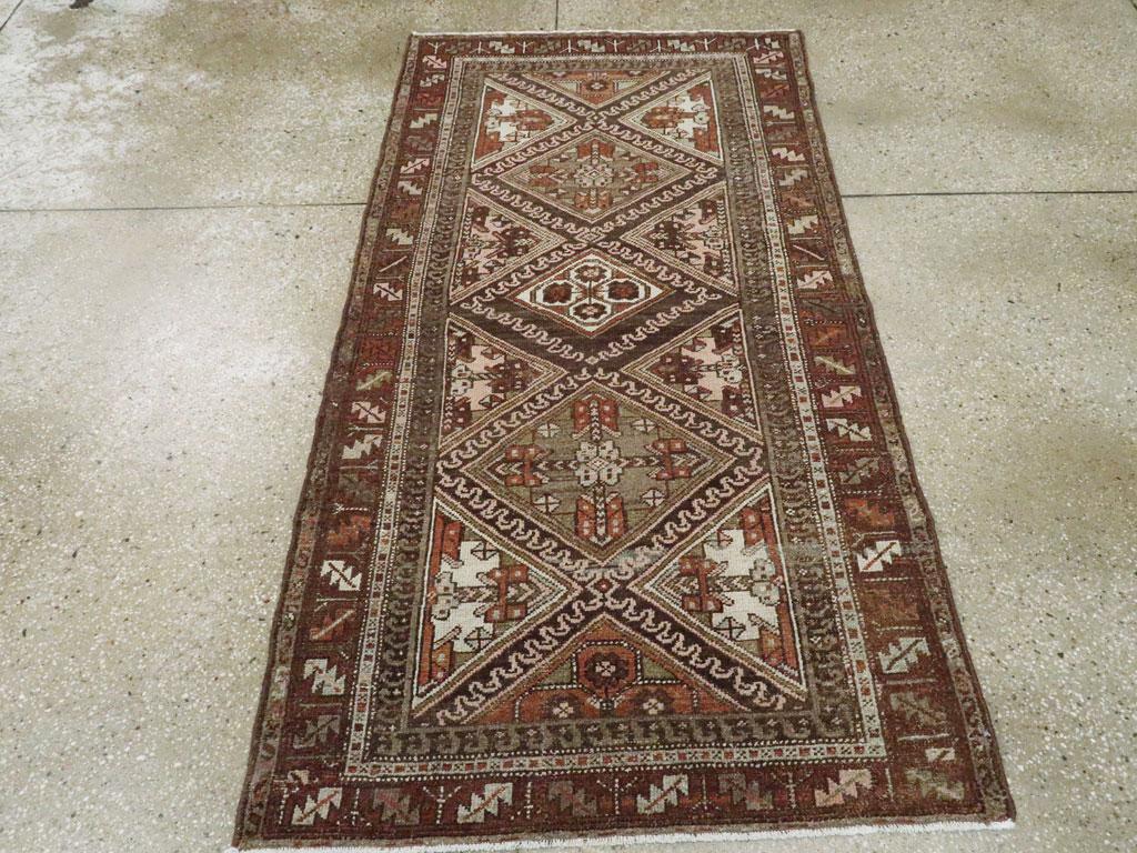 Ce tapis persan Malayer du milieu du XXe siècle, mesurant 3' 1