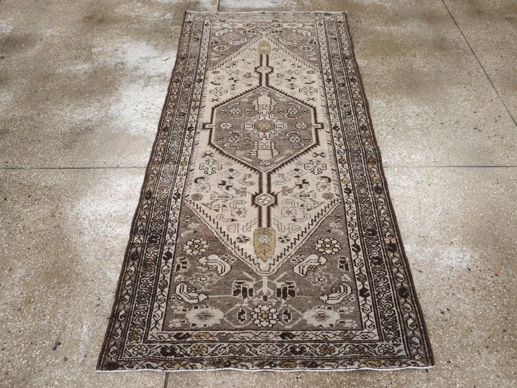 Questo tappeto persiano Malayer della metà del XX secolo, che misura 3' 3