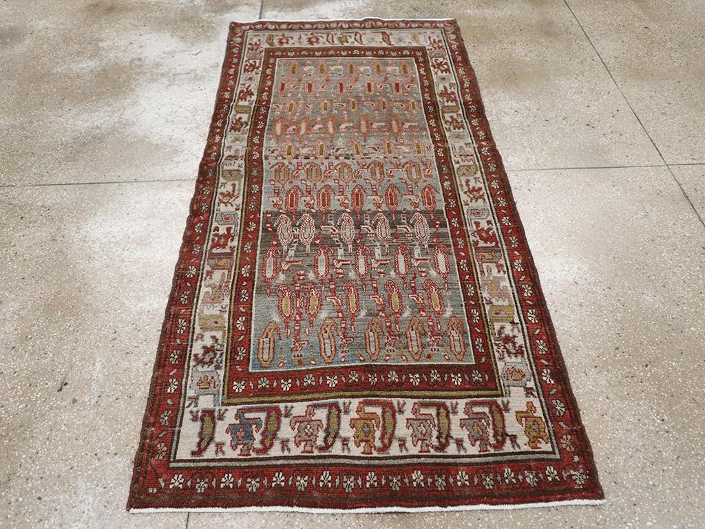 Dieser persische Malayer-Teppich aus der Mitte des 20. Jahrhunderts mit den Maßen 3' 4