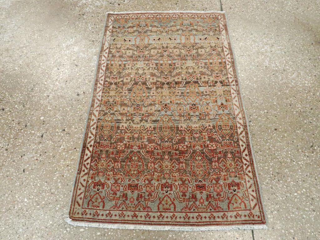 Dieser persische Malayer-Teppich aus der Mitte des 20. Jahrhunderts, der 1' 10