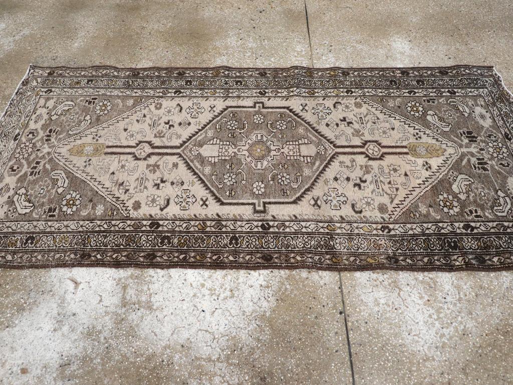 Annodato a mano Galerie Shabab Collection Tappeto persiano Malayer della metà del XX secolo in vendita