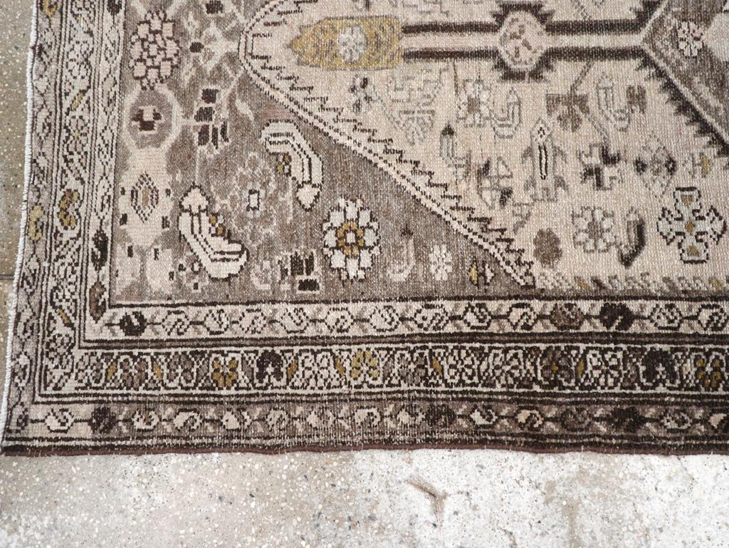 Galerie Shabab Collection Tappeto persiano Malayer della metà del XX secolo In condizioni ottime in vendita a New York, NY