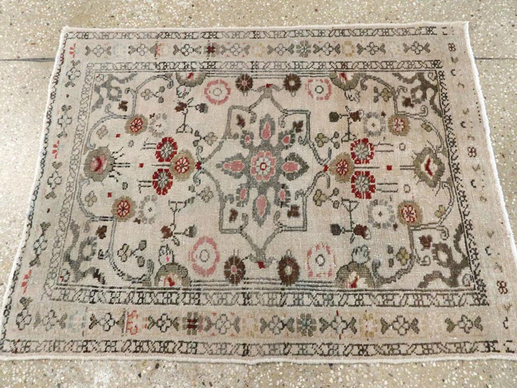 Galerie Shabab Collection Tappeto persiano Malayer della metà del XX secolo In condizioni ottime in vendita a New York, NY