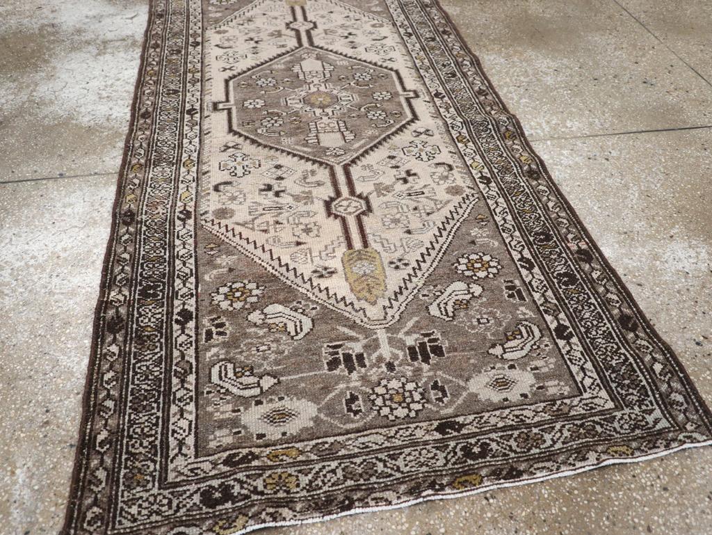 Lana Galerie Shabab Collection Tappeto persiano Malayer della metà del XX secolo in vendita