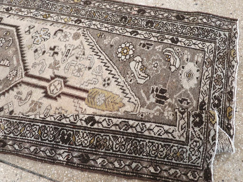 Galerie Shabab Collection Tappeto persiano Malayer della metà del XX secolo in vendita 1