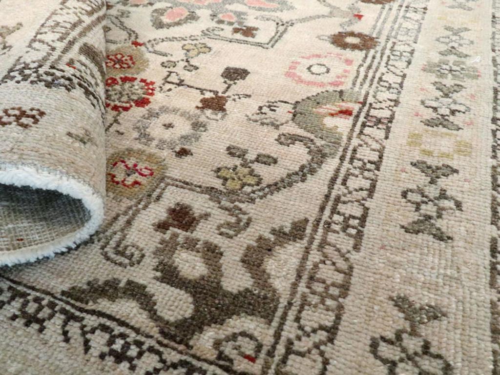 Galerie Shabab Collection Tappeto persiano Malayer della metà del XX secolo in vendita 1