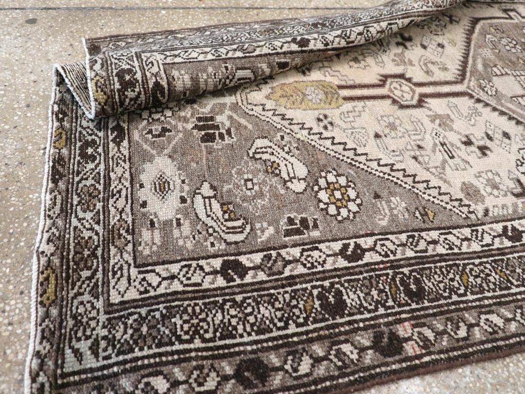 Galerie Shabab Collection Tappeto persiano Malayer della metà del XX secolo in vendita 2