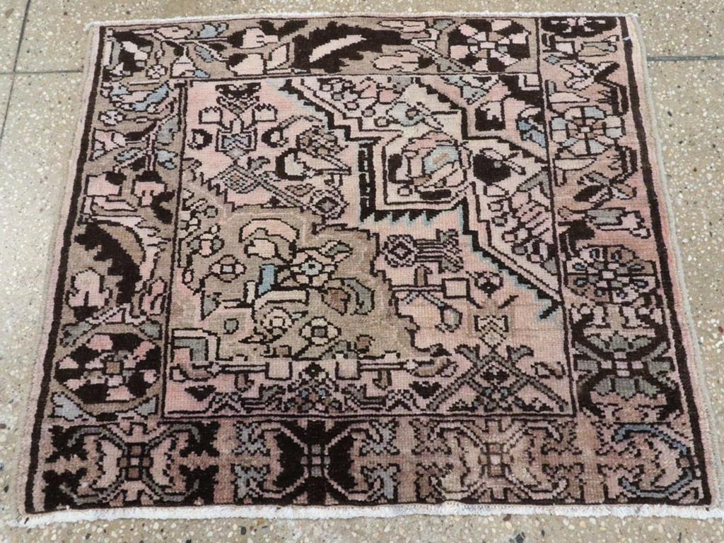 Dieser persische Malayer-Mustertuchteppich aus der Mitte des 20. Jahrhunderts mit den Maßen 2' 1