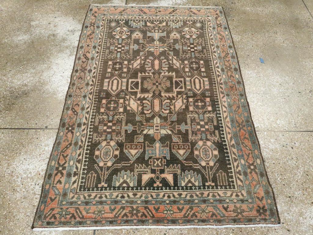 Ein alter persischer Malayer-Teppich, handgefertigt Mitte des 20. Jahrhunderts.

Maße: 3' 5