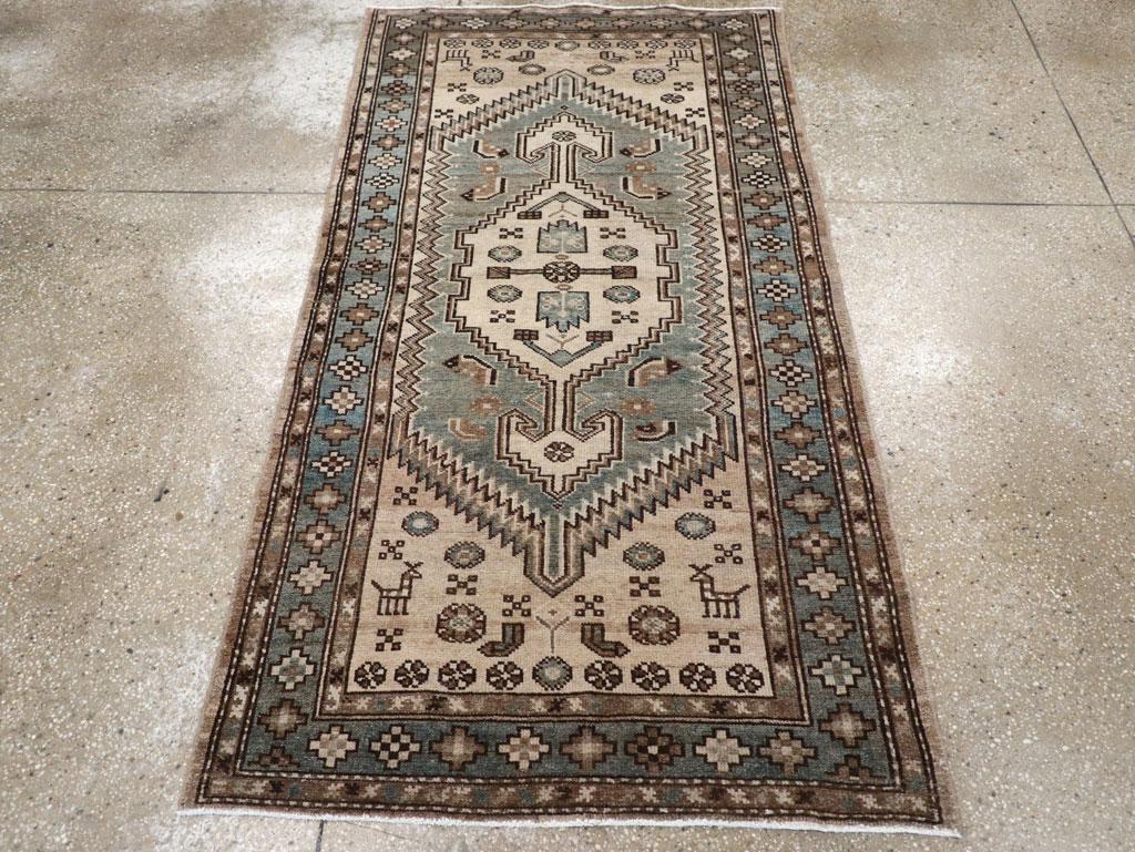 Ein alter persischer Malayer-Teppich. Das beigefarbene Feld zeigt ein offenes Muster aus 