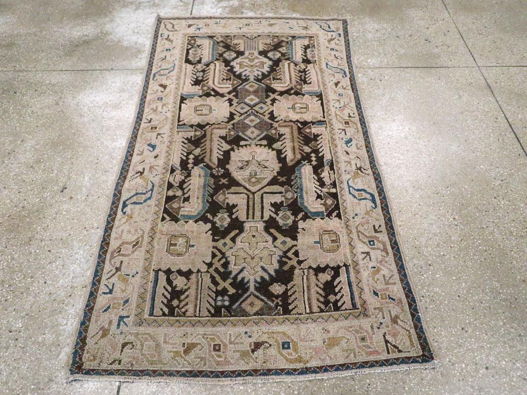 Ein alter persischer Malayer-Teppich, handgefertigt Mitte des 20. Jahrhunderts.

Maße: 3' 5