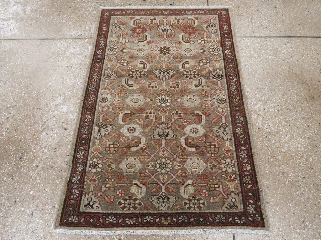 Una alfombra persa Malayer vintage. Esta alfombra presenta un fondo de grafito que sostiene un motivo Herati con hojas de 