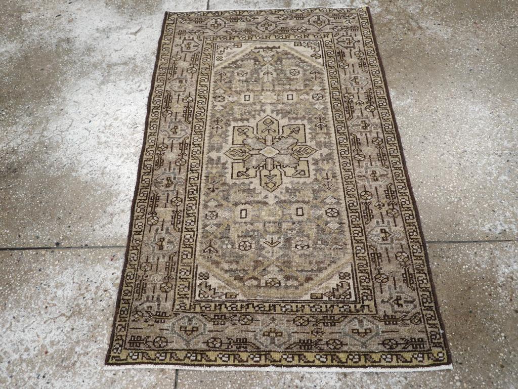 Una alfombra persa Malayer vintage. El característico medallón octogonal Karajeh se ha colocado sobre un campo de pizarra que muestra una versión rústica del motivo 