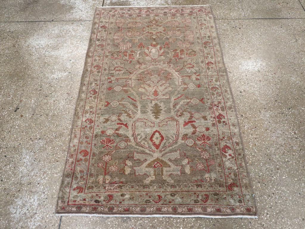 Esta alfombra persa Malayer de mediados del siglo XX, que mide 1,8 m x 1,8 m, presenta un diseño botánico en toda su superficie sorprendentemente estilizado, dispuesto alrededor de una flor central en forma de medallón. Realizada en una paleta