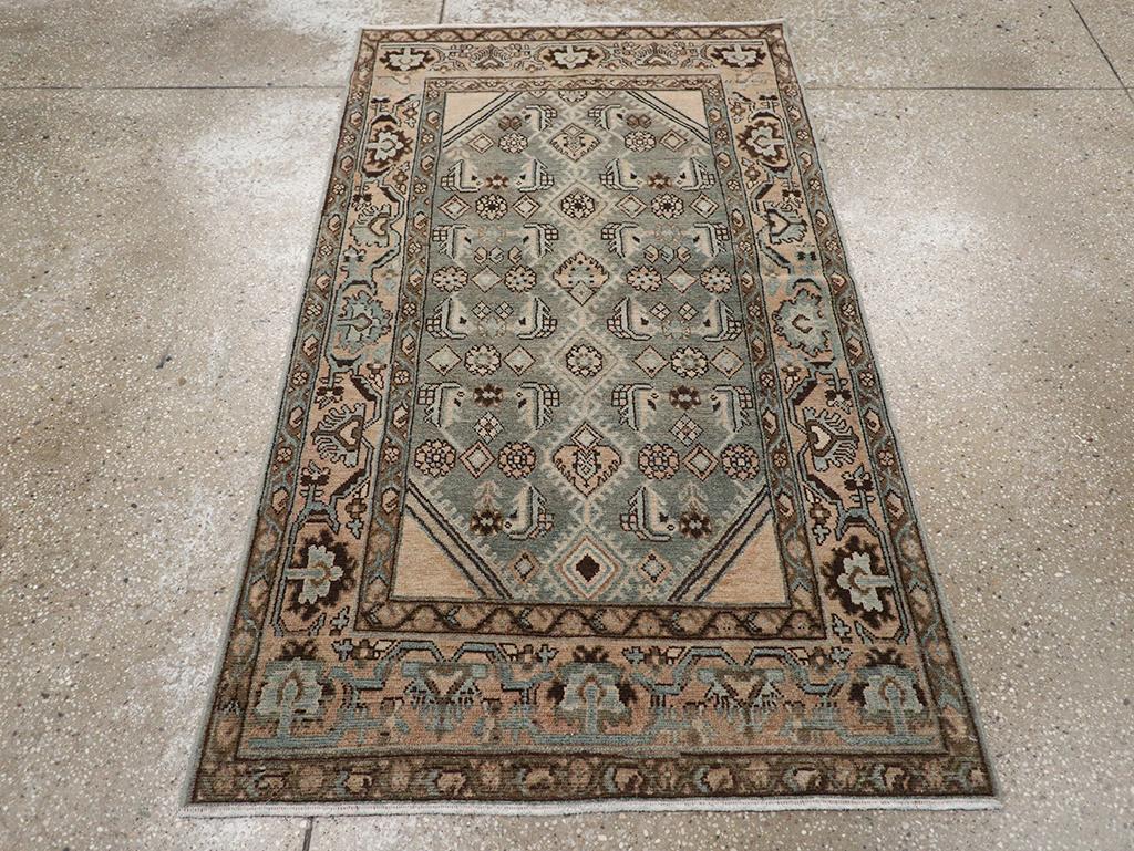 Ce tapis persan Malayer du milieu du 20e siècle, mesurant 3' 1