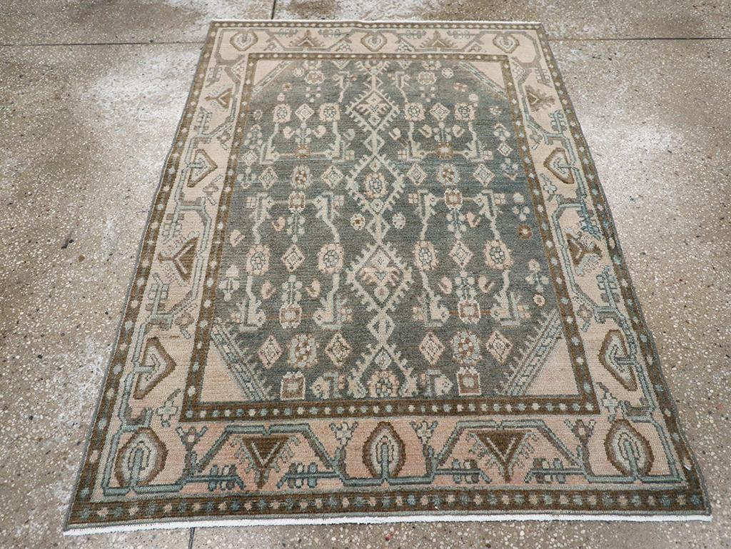 Ce tapis persan Malayer du milieu du 20e siècle, mesurant 3' 3