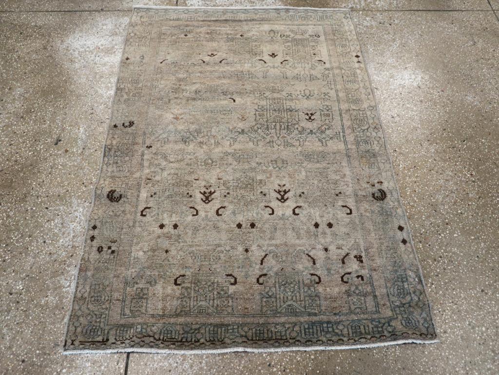 Ce tapis persan Malayer du milieu du 20e siècle, mesurant 3' 3