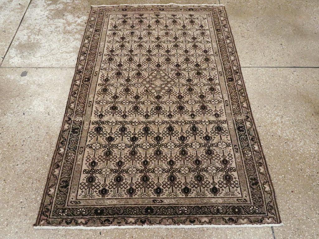 Ce tapis persan Malayer du milieu du 20e siècle, mesurant 3' 3