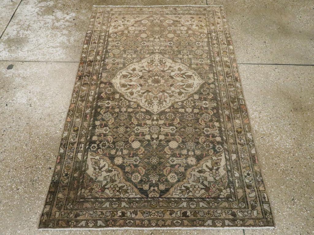 Ce tapis persan Malayer du milieu du 20e siècle, mesurant 3' 3