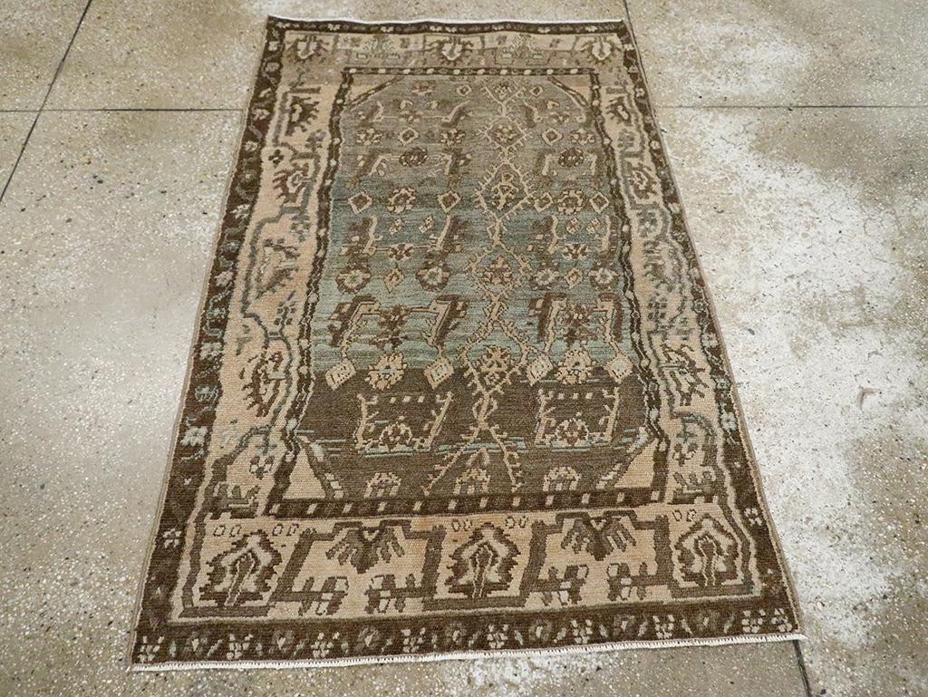 Ce tapis persan Malayer du milieu du 20ème siècle, mesurant 3' 3