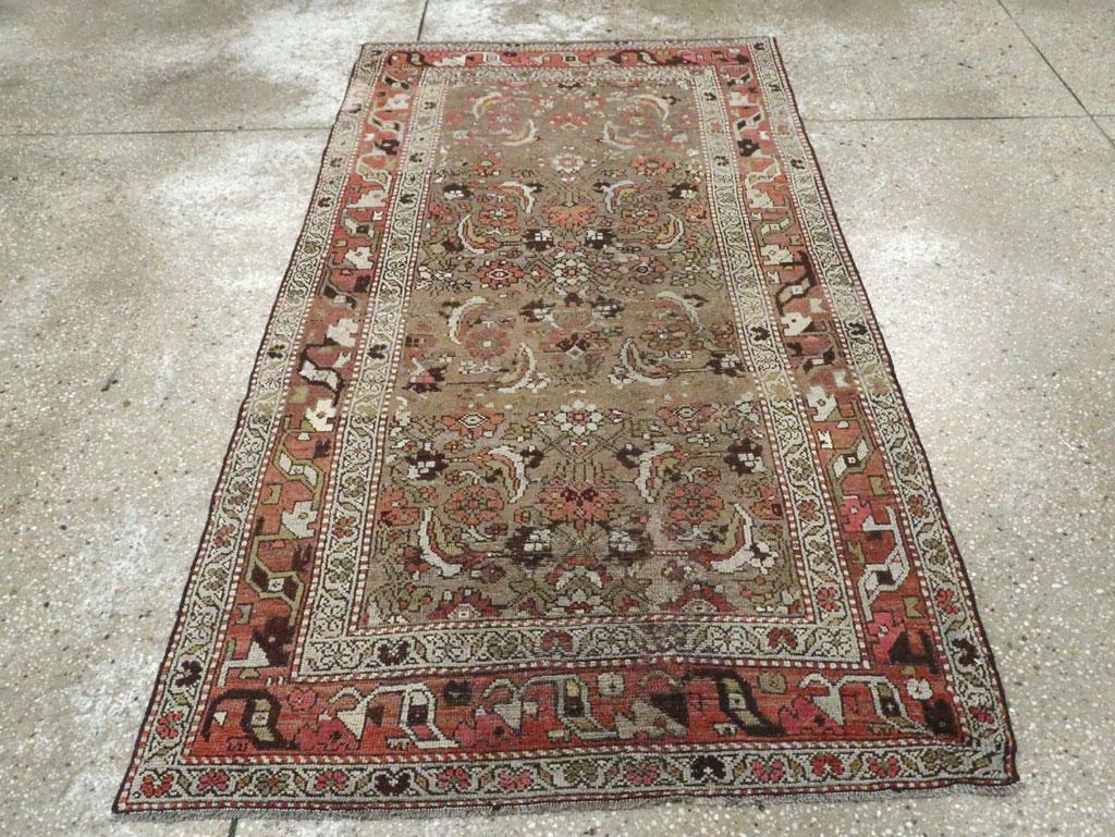 Ce tapis persan Malayer du milieu du 20e siècle, mesurant 3' 3