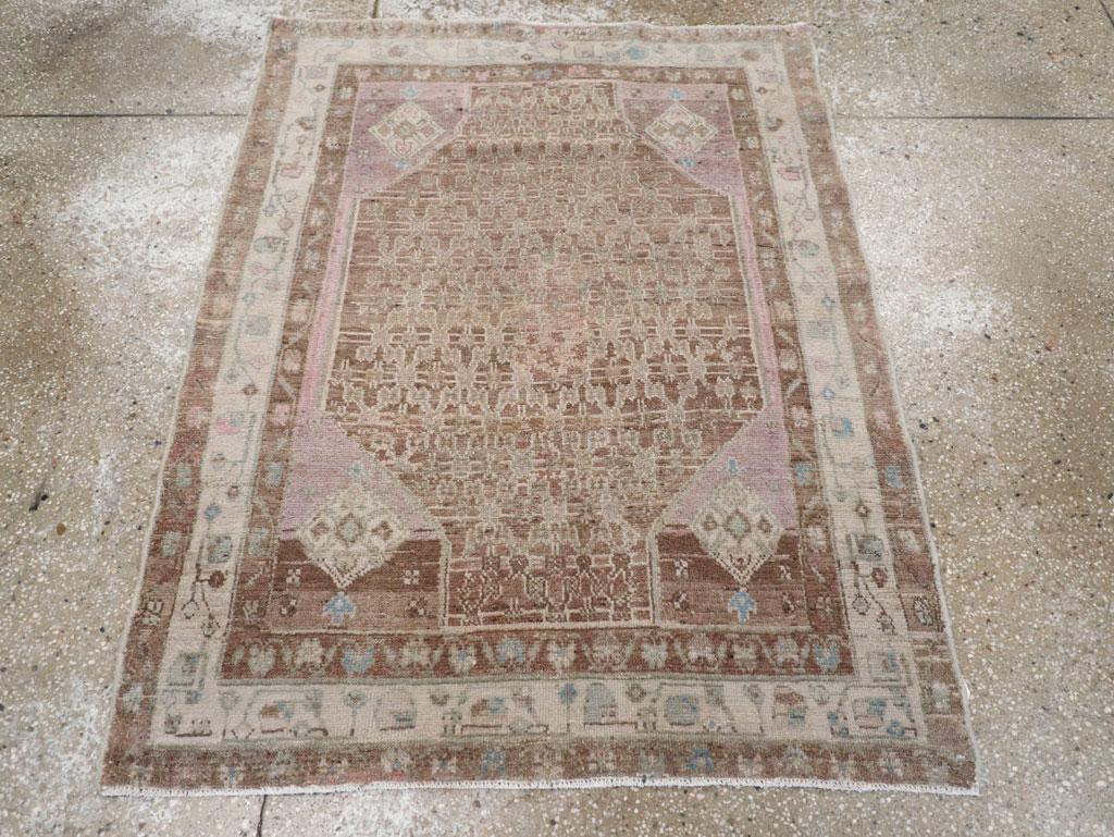 Ce tapis persan Malayer du milieu du 20ème siècle, mesurant 3' 4