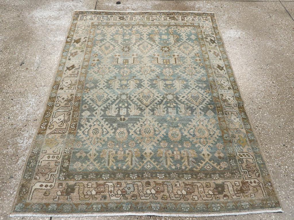 Ce tapis persan Malayer du milieu du 20ème siècle, mesurant 3' 4