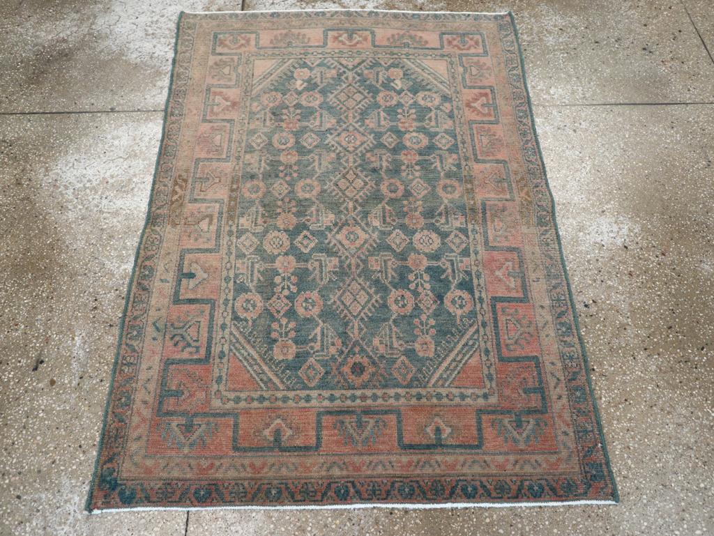 Ce tapis persan Malayer du milieu du 20e siècle, mesurant 3' 4