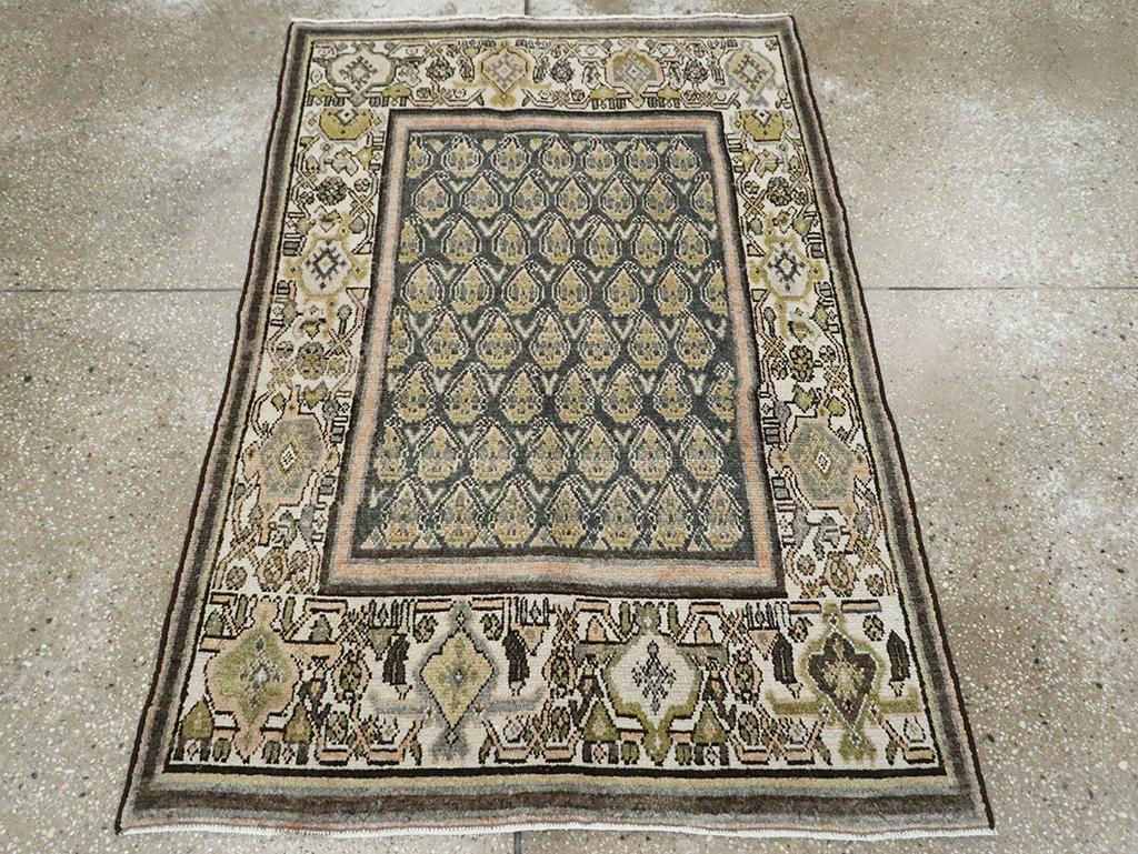Ce tapis persan Malayer du milieu du 20ème siècle, mesurant 3' 4