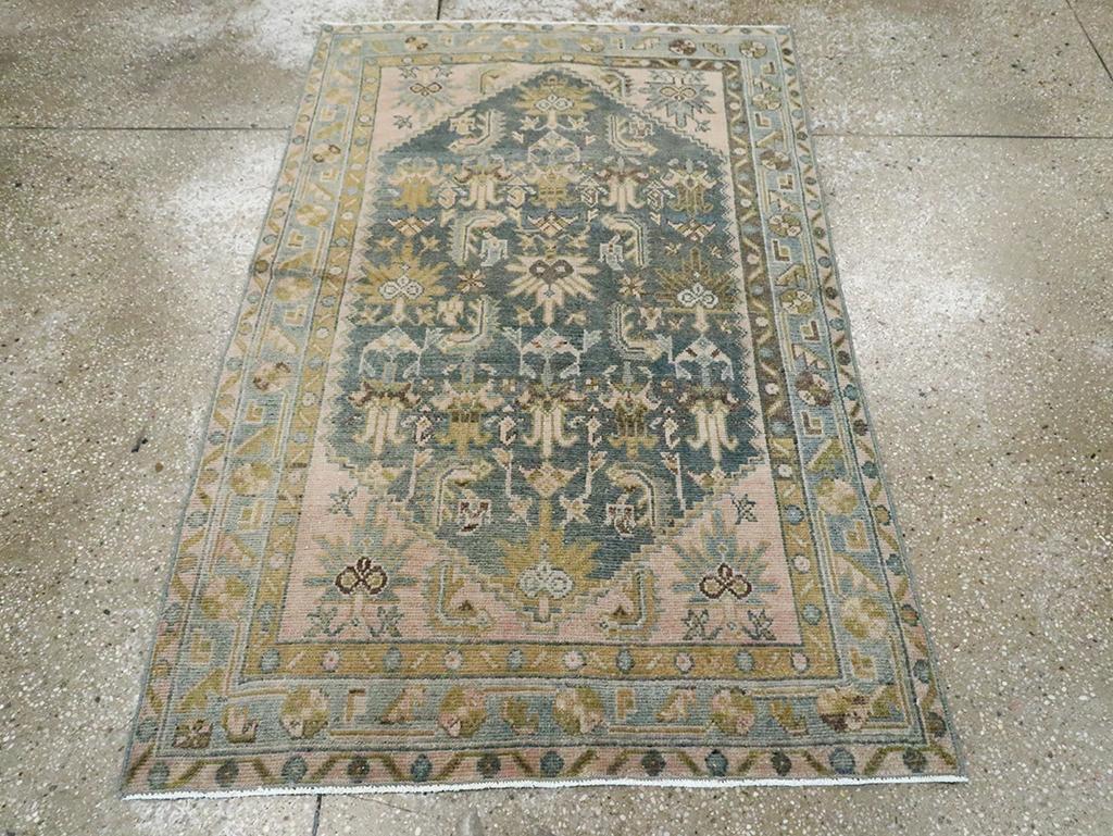 Questo tappeto persiano Malayer della metà del XX secolo, che misura 3' 4