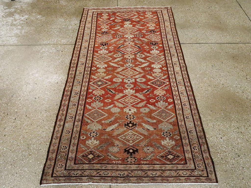 Questo tappeto persiano Malayer della metà del XX secolo, che misura 3' 4