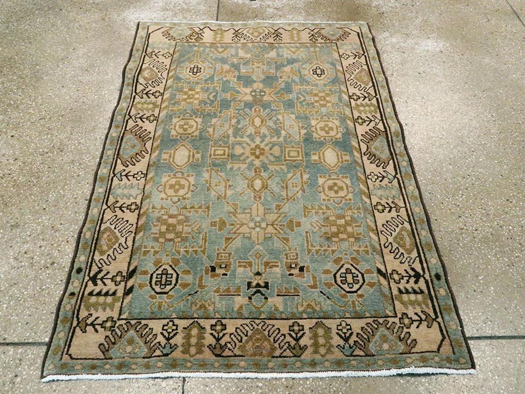 Dieser persische Malayer-Teppich aus der Mitte des 20. Jahrhunderts mit den Maßen 3' 5