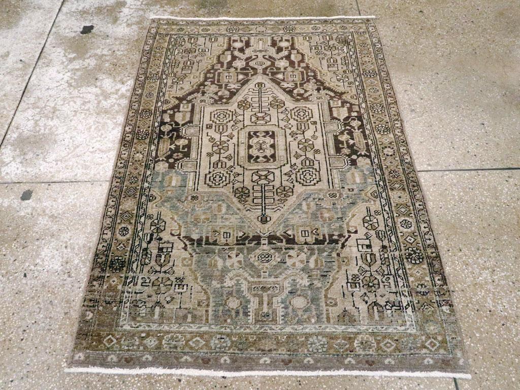 Dieser persische Malayer-Teppich aus der Mitte des 20. Jahrhunderts, der 3' 5