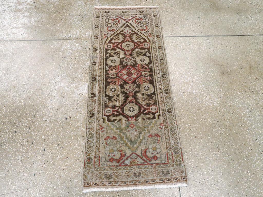 Questo tappeto persiano Malayer della metà del XX secolo, che misura 1' 9