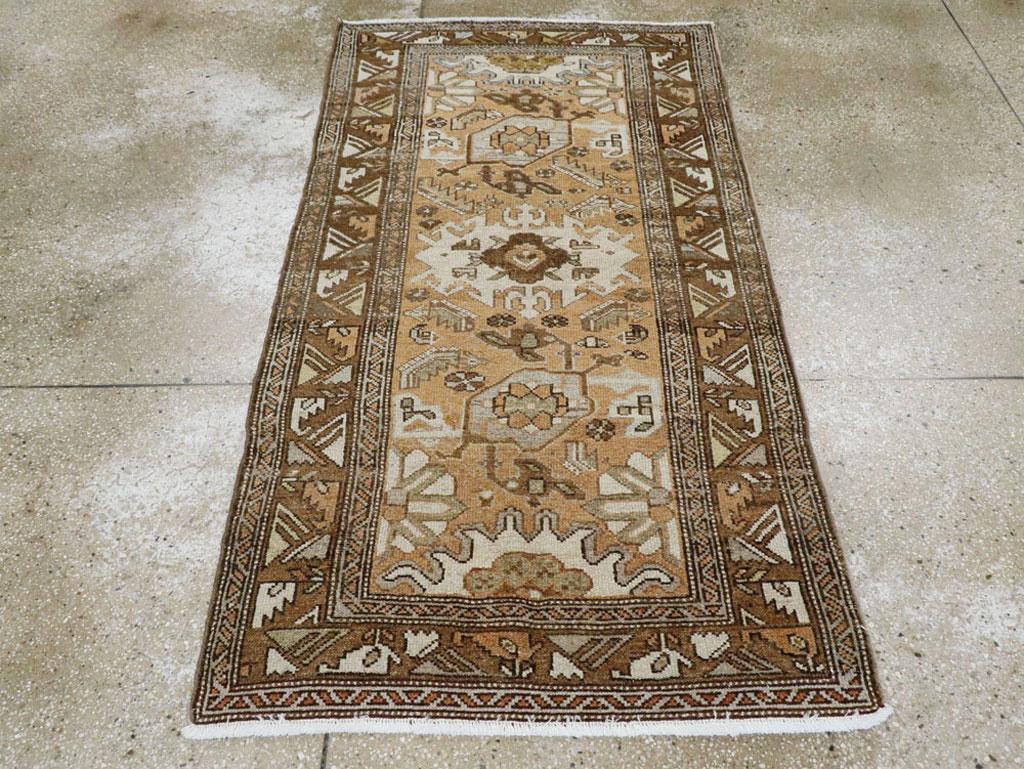Dieser persische Malayer-Teppich aus der Mitte des 20. Jahrhunderts mit den Maßen 3' 2