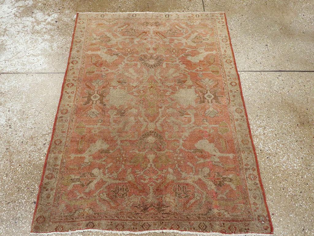 Esta alfombra persa Malayer de mediados del siglo XX, que mide 1,8 m x 1,8 m, muestra una refinada interacción de color y diseño arraigada en la estética tradicional del tejido aldeano. Su campo está dispuesto en un intrincado estampado botánico, en