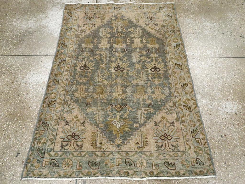 Ce tapis persan Malayer du milieu du 20e siècle, mesurant 3' 4