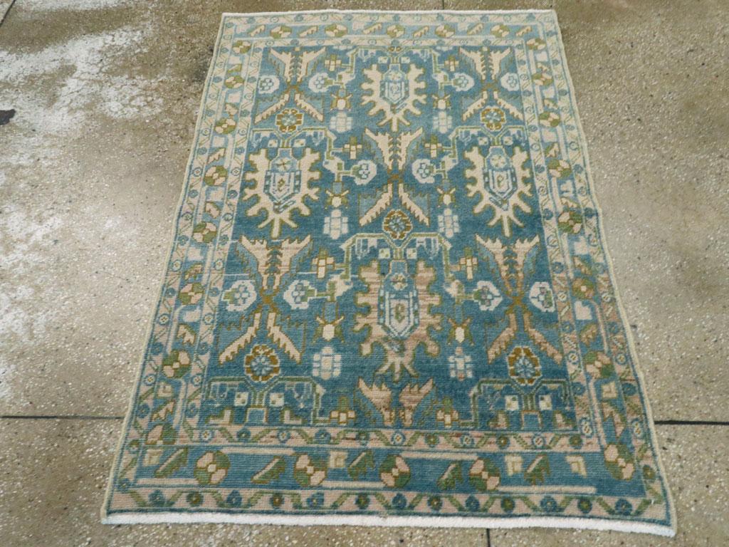 Ce tapis persan Malayer du milieu du XXe siècle, mesurant 3' 4