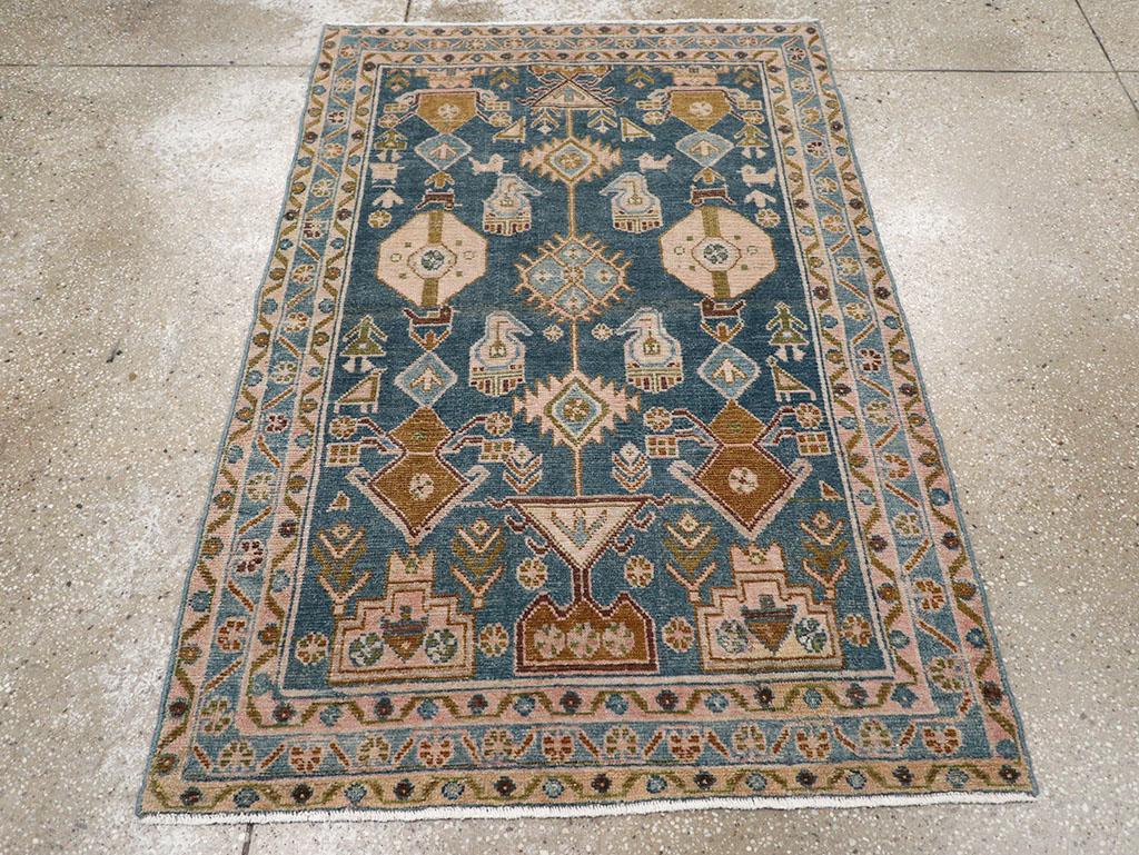 Ce tapis persan Malayer du milieu du XXe siècle, mesurant 3' 4