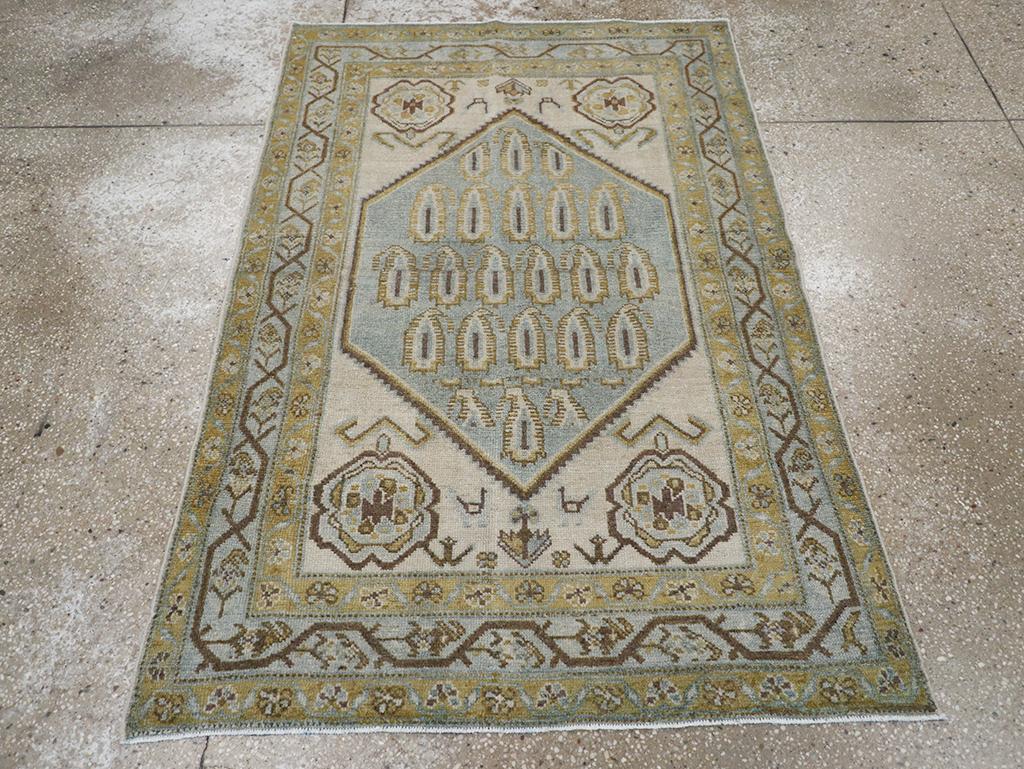 Ce tapis persan Malayer du milieu du 20e siècle, mesurant 3' 4