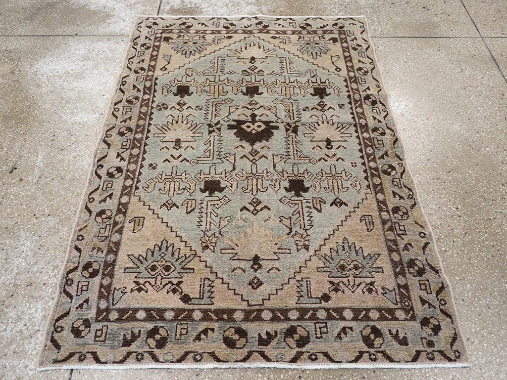 Dieser persische Malayer-Teppich aus der Mitte des 20. Jahrhunderts mit den Maßen 3' 5